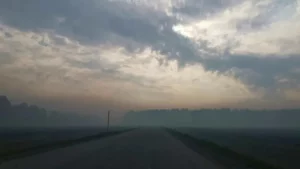 Дорога на поселок Островное. Стоит густой дым