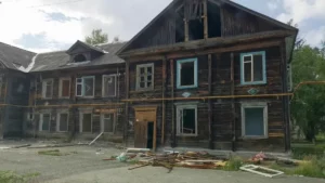 Ветхий дом в поселке Малышева