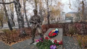 Мемориал участникам СВО открыли в поселке Малышева