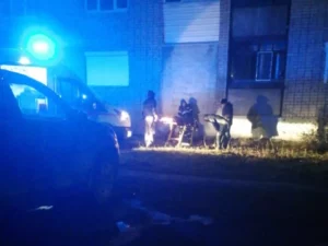 В Асбесте девушка выпала из окна пятого этажа