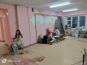 Ученицы 22 школы помогают обвязывать сетки